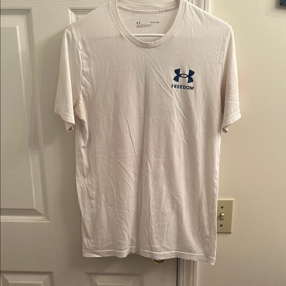 Under Armour White Loose Short Sleeve Tee Classic “Freedom” Crew Neck Sz Small
